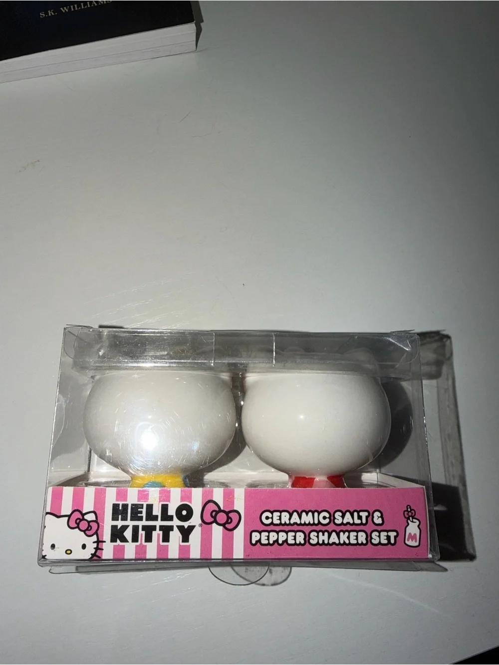Hello kitty and sister salt and pepper set